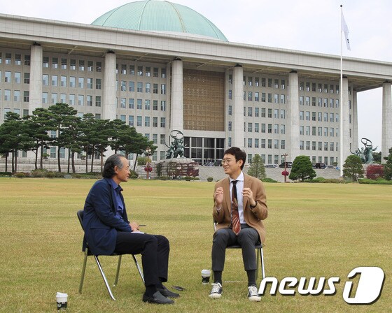 김웅 의원이 뉴스1과 국회의사당 잔디밭에서 인터뷰를 하고 있다. © 뉴스1 이길우 객원대기자