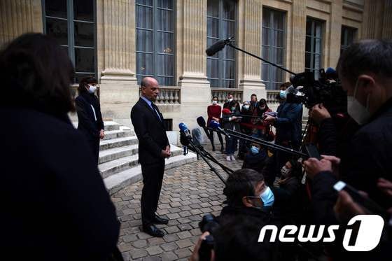 프랑스 검사가 17일(현지시간) 파리 근교에서 발생한 교사 참수 사건에 대해 브리핑하고 있다.  © AFP=뉴스1