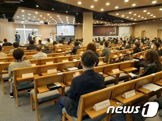 대면예배가 허용된 18일 대전 한 교회에서 현장예배가 진행되고 있다. 교인들간 일정한 간격을 두고 예배를 드리고 있다.© 뉴스1