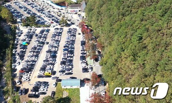 단풍철 행락객들의 차량으로 붐비는 강원 속초 목우재 설악산 주차장과 진입로. (자료사진)/뉴스1