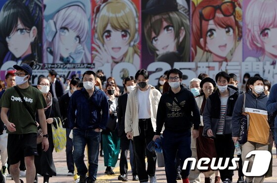 16일 마스크를 착용한 행인들이 도쿄 시부야의 횡단보도를 건너고 있다. © 로이터=뉴스1