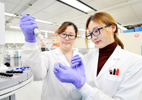 LG화학 미래기술연구센터 연구원들이 신규 개발한 생분해성 신소재의 물성을 테스트하고 있다(LG화학 제공). © 뉴스1