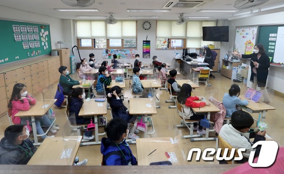 경기 한 초등학교에서 학생들이 수업을 듣고 있다. 2020.10.19/뉴스1 © News1 조태형 기자