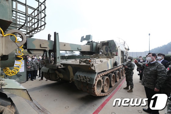 K10 탄약운반장갑차의 재보급 시연 모습. 2020.10.19/뉴스1 © News1 국회사진취재단