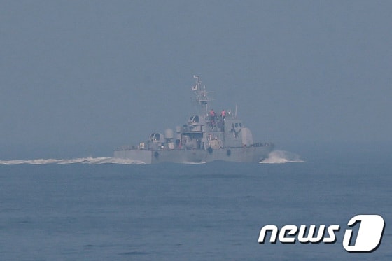 19일 오후 인천 옹진군 소연평도 해상에서 해군 함정이 실종 공무원 수색 작전을 펼치고 있다. 2020.10.19/뉴스1 © News1 국회사진취재단