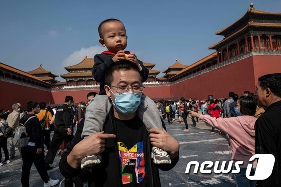 30일 중국 베이징에서 가족 단위 관광객이 사진을 찍고 있다. © AFP=뉴스1