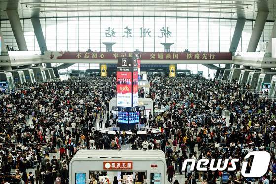중국 저장성 항저우 동(東)기차역에서 국경절 연휴를 하루 앞둔 30일 승객들이 열차를 기다리고 있다. © AFP=뉴스1