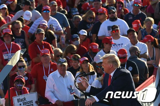 트럼프 대통령이 대선 집회에서 연설하고 있다.  트럼프도 지지자도 거의 마스크를 안쓰고 있다. © AFP=뉴스1 © News1 