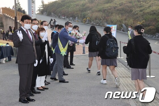 20일 오전 김병우 충북교육감이 청주 일신여고를 찾아 등굣길 학생 맞이를 하고 있다.© 뉴스1