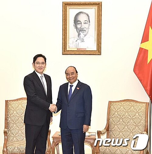 이재용 삼성전자 부회장과 응우옌 쑤언 푹 베트남 총리가 20일 베트남 총리공관에서 협력 방안 논의에 앞서 인사를 나누고 있다. (삼성전자 제공) 2020.10.20/뉴스1