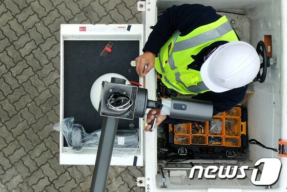 지난달 경기도 안산시내에서 시 관계자들이 방범용 CCTV를 설치하고 있다. 2020.10.21/뉴스1 © News1 조태형 기자