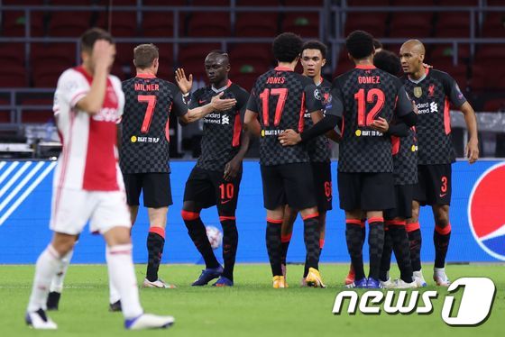 리버풀 선수들이 22일(한국시간) 네덜란드 암스테르담의 요한 크루이프 아레나에서 펼쳐진 아약스(네덜란드)와의 2020-21 유럽축구연맹(UEFA) 챔피언스리그 D조 조별리그 1차전에서 득점 후 기뻐하고 있다. © AFP=뉴스1
