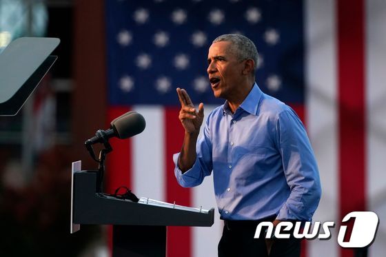 버락 오바마 전 미국 대통령이 21일(현지시각) 펜실베이니아주 필라델피아에서 열린 민주당 대선집회서 바이든 후보 지원유세를 하고 있다. © AFP=뉴스1 © News1 우동명 기자