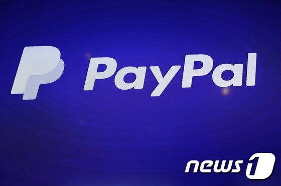 FILE PHOTO: The PayPal logo is seen during an event at Terra Gallery in San Francisco © 로이터=뉴스1