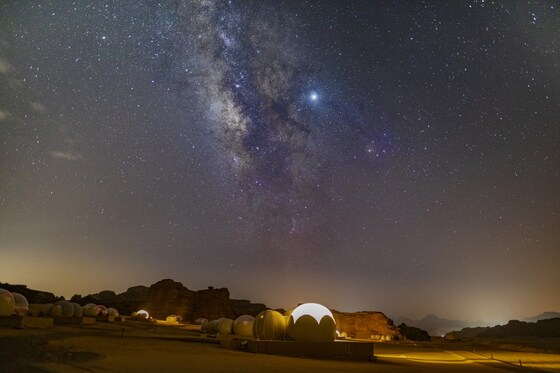 밤하늘 별을 감상하기 좋은 캠핑 숙소. 이하 부킹닷컴 제공