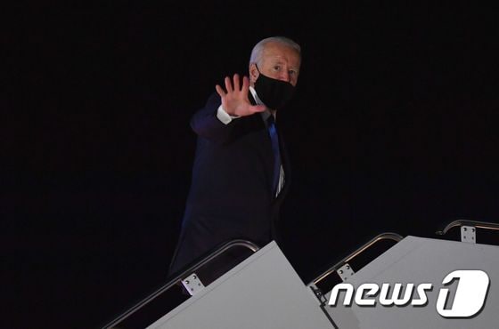 조 바이든 미국 민주당 대선 후보가 22일(현지시간) 대선후보 마지막 TV 토론이 끝난 뒤 테네시주 내슈빌 국제공항에서 비행기를 타고 있다. © AFP=뉴스1 © News1 우동명 기자