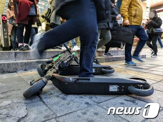 서울 마포구 홍대입구역 인근에 공유 전동 킥보드가 보행 흐름을 막고 있다. © 뉴스1 황덕현 기자