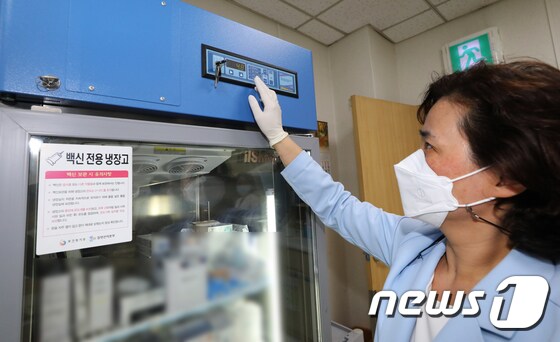 독감백신 접종후 사망신고가 잇따르고 있는 가운데 지난 23일 오후 김포시 뉴고려병원에서 의료진이 백신 전용 냉장고를 점검하고 있다./뉴스1 © News1 정진욱 기자
