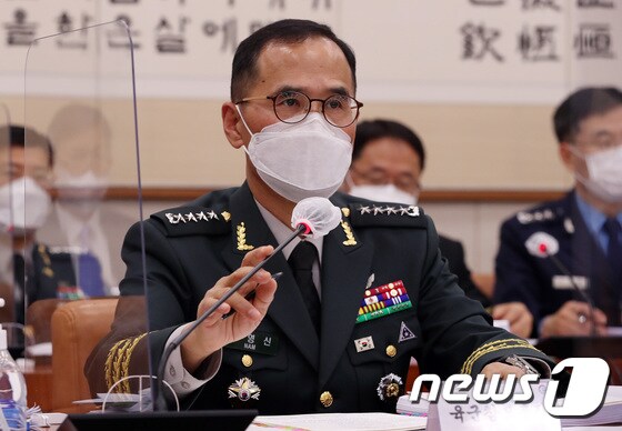 마스크를 착용한 남영신 육군참모총장. 2020.10.23/뉴스1 © News1 박세연 기자
