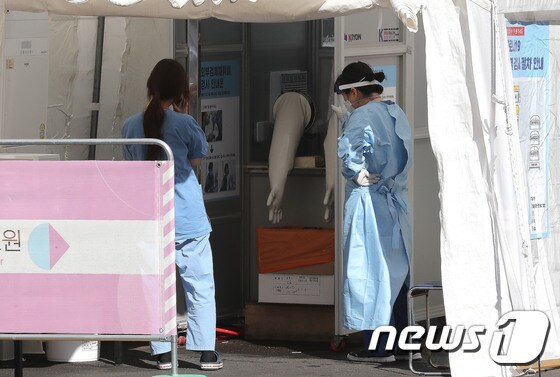 25일 오전 서울 중구 국립중앙의료원에 마련된 선별진료소에서 의료진들이 코로나19 검사를 준비하고 있다.  © News1 임세영 기자