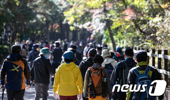 25일 오전 서울 관악구 관악산 등산로 입구에서 등산객들이 산으로 향하고 있다. 2020.10.25/뉴스1 © News1 이승배 기자