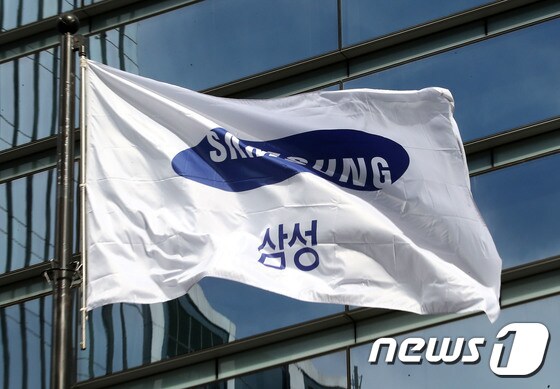 서울 서초구 삼성전자 서초사옥에 내걸린 깃발이 휘날리는 모습/뉴스1 © News1