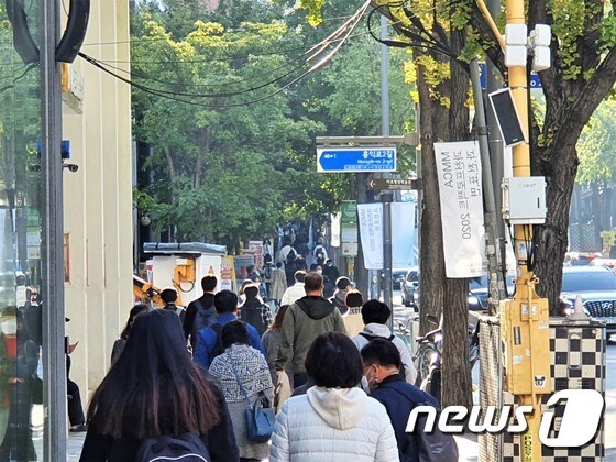25일 오전 서울 마포구 홍익대 앞 © 뉴스1