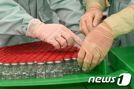 아스트라제네카의 코로나19 백신이 포장 검사를 받고 있다. © AFP=뉴스1