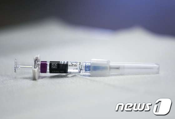 25일(현지시간) 로이터는 이스라엘에서 개발한 신종 코로나바이러스 감염증(코로나19) 백신이 11월부터 사람을 대상으로 임상시험에 들어간다고 전했다. © AFP=뉴스1