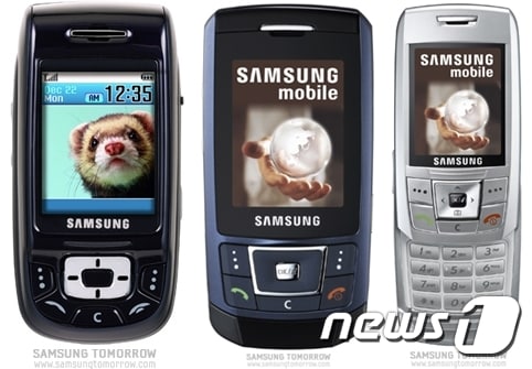 (왼쪽부터) 블루블랙폰(SGH-D500·2004년 출시), 울트라에디션(SGH-D900·2006년 출시), SGH-E250(2006년 출시, 총 5000만대 판매) (삼성전자 제공) © 뉴스1