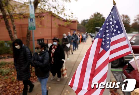 26일(현지시간) 미국 메릴랜드주 게이더스버그시 사전투표소에서 유권자들이 투표하기 위해 긴 줄을 서있다. © AFP=뉴스1