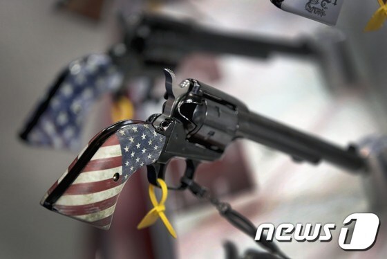 미국 인디애나주 인디애나폴리스에서 열린 전미총기협회(NRA) 전시회에 진열된 권총. © AFP=뉴스1