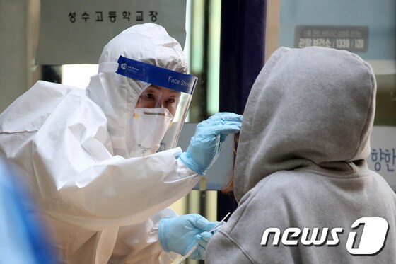 코로나19 검체검사 /뉴스1 © News1 이승배 기자