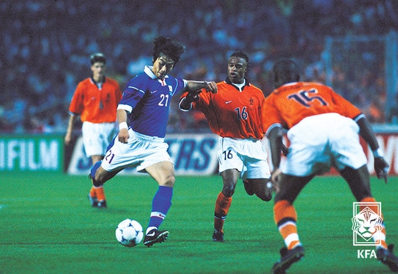 1998년 프랑스 월드컵에서 네덜란드를 상대로 19세52일의 나이로 출전, 역대 한국 선수 최연소 월드컵 출전 기록을 세운 이동국.(대한축구협회 제공) © 뉴스1