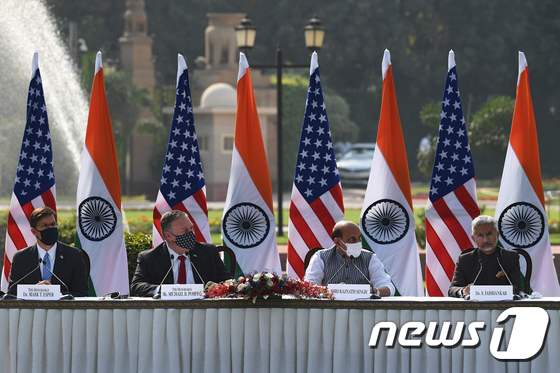 왼쪽부터 마크 에스퍼 미 국방장관, 마이크 폼페이오 미 국무장관, 라자나트 싱 인도 국방장관, 수브라마냠 자이샨카르 인도 외교장관이 27일 2+2 회담 후 기자회견을 하고 있다. © AFP=뉴스1