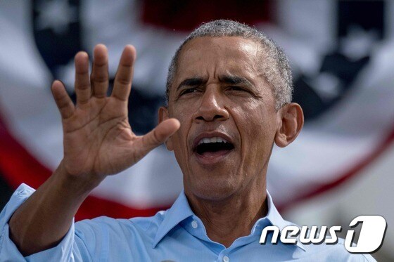 버락 오바마 전 미국 대통령이 27일(현지시간) 플로리다주 올랜도에서 열린 바이든-해리스 드라이브 인 선거집회서 지원연설을 하고 있다. © AFP=뉴스1 © News1 우동명 기자