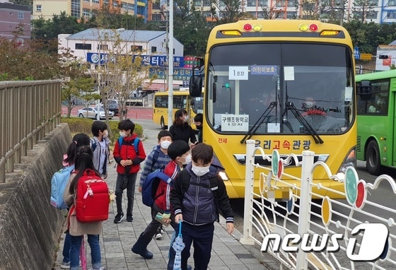 28일 오전 부산 사하구 구평초등학교 인근 버스정류장에서 학생들이 하차하고 있다. 2020.10.28 © 뉴스1 노경민 기자