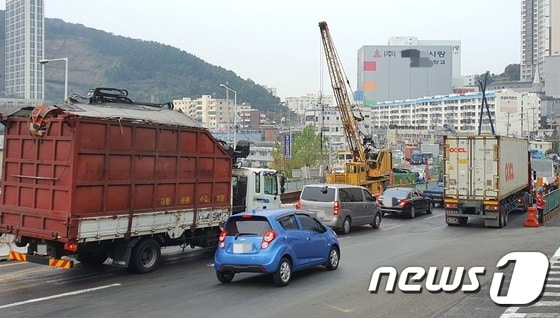 28일 부산 사하구 구평초등학교 거리에서 공단의 대형 트럭이 다니고 있다.2020.10.28/© 뉴스1 노경민 기자