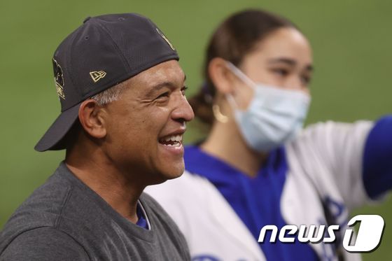 데이브 로버츠 LA 다저스 감독이 월드시리즈 우승 후 기쁨의 미소를 짓고 있다. © AFP=뉴스1