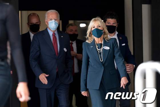조 바이든 미국 민주당 대선후보가 28일 (현지시간) 델라웨어주 윌밍턴에서 부인 질 바이든 여사와 함께 사전투표를 하고 주 정부 청사를 나오고 있다. © AFP=뉴스1 © News1 우동명 기자