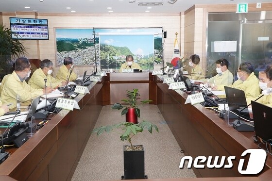 전북 정읍시 코로나19 비상 대응 체제 긴급 대책 회의 © 뉴스1