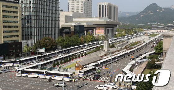 경찰은 3일 보수단체의 접근을 막기 위해 서울 종로구 광화문 광장 일대를 차량으로 둘러싸 완전 차단했다. © News1 임세영 기자