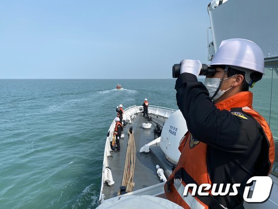 해양경찰 대원들이 인천시 중구 연평도 해역에서 북한에 의해 피격돼 사망한 해양수산부 공무원 이씨(47)시신 수색을 하고 있다. (해경청제공)/뉴스1