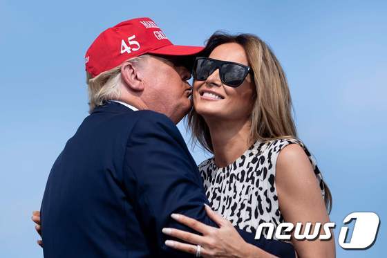 도널드 트럼프 미국 대통령(왼쪽)과 부인 멜라니아 여사. © AFP=뉴스1