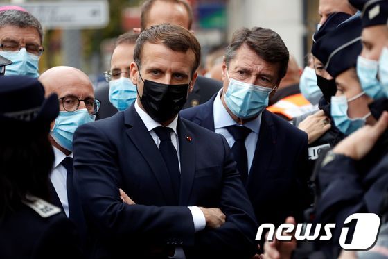 테러 현장에 도착한 에마뉘엘 마르롱 프랑스 대통령 © AFP=뉴스1
