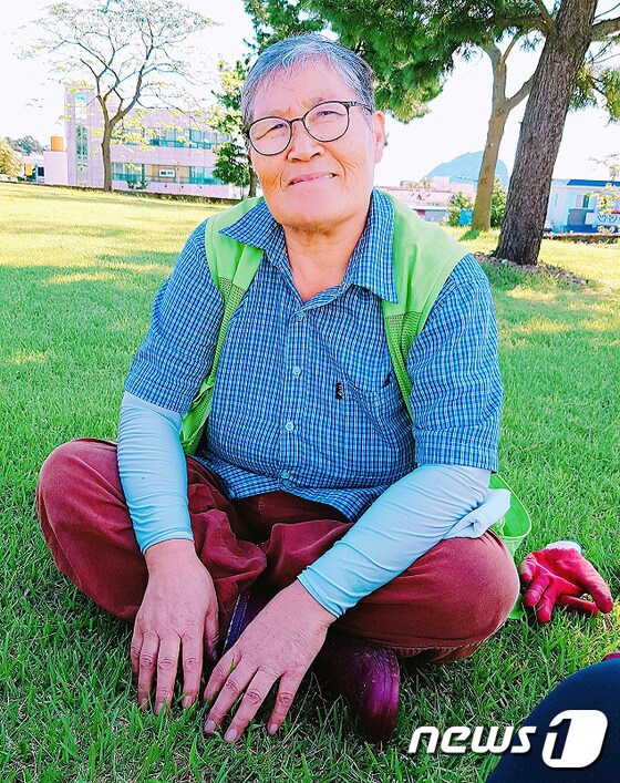 공공근로자 이유순 할머니(71·제주 서귀포시)가 잔디 관리 작업 중 잠시 장갑을 벗고 휴식을 취하고 있다.(이유순 할머니 제공) /© News1