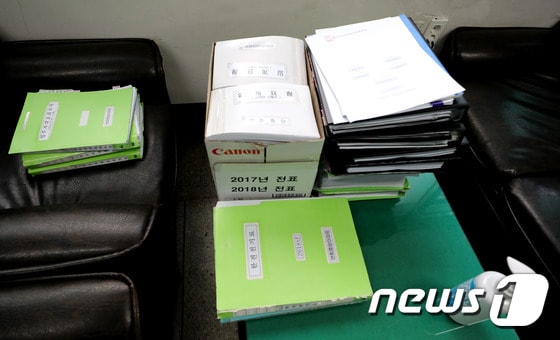 숨진 아파트 관리소장 B씨가 감사를 받기 위해 내놓은 감사 서류가 책상위에 놓여져 있다. © 뉴스1