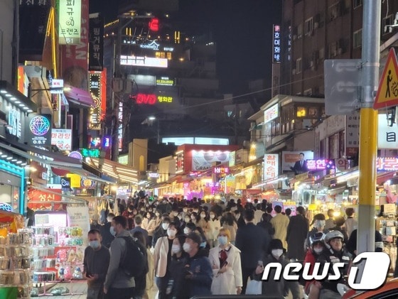 30일 서울 마포구 홍대입구역 인근은 시민들로 붐비고 있다. © 뉴스1 원태성 기자