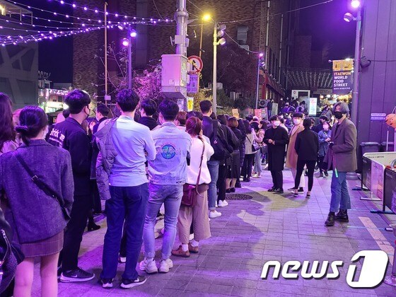 서울 용산구 이태원역 2번 출구 인근에 마련된 '방역 게이트',. 뉴스1 이상학 기자