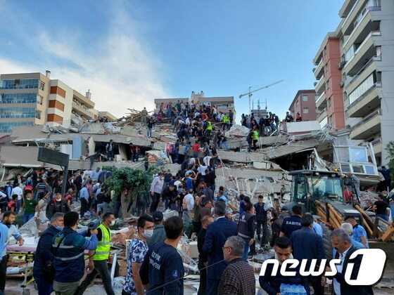 30일 터키 서부 에게해 해상에서 규모 7의 강진이 발생했다. 사진은 이즈미르의 건물 붕괴 현장. © 로이터=뉴스1
